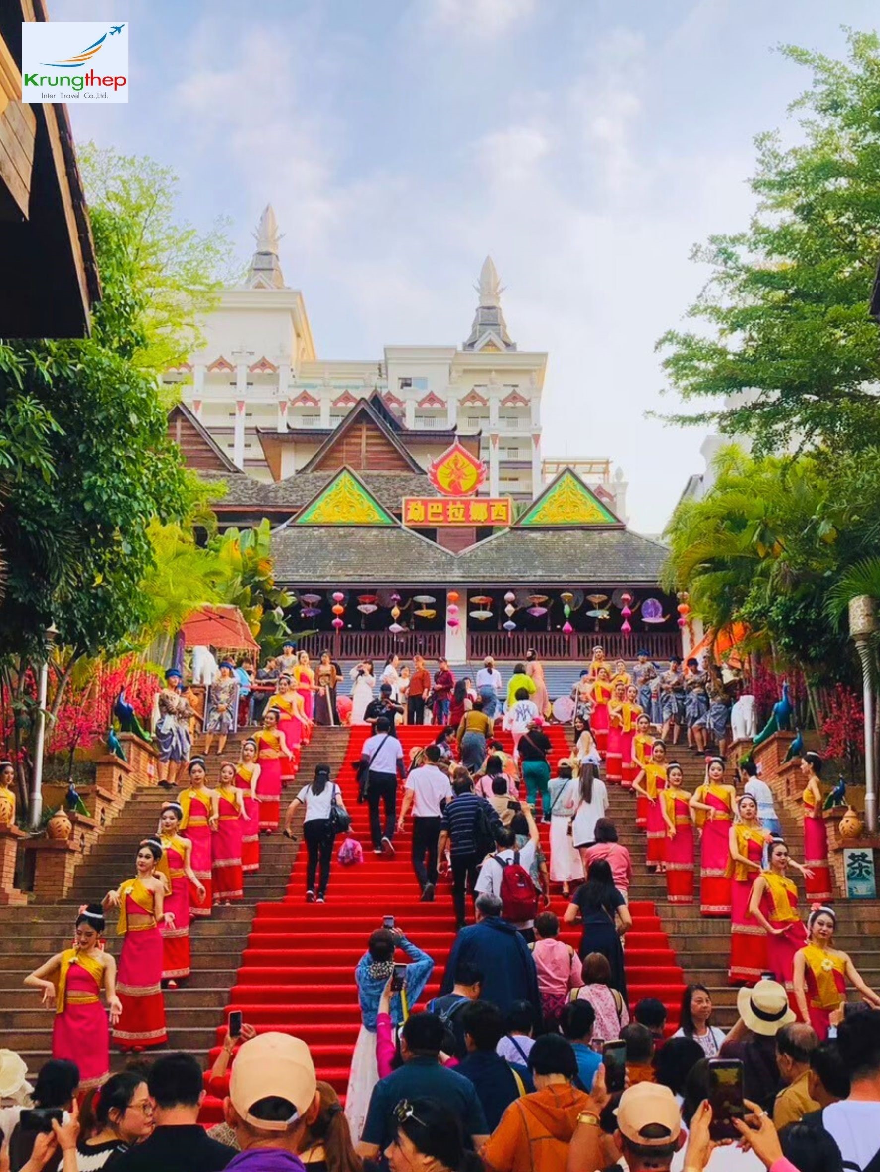 ก่อนเข้าชมโชว์ หน้าโรงระคร โชว์พาราณสี