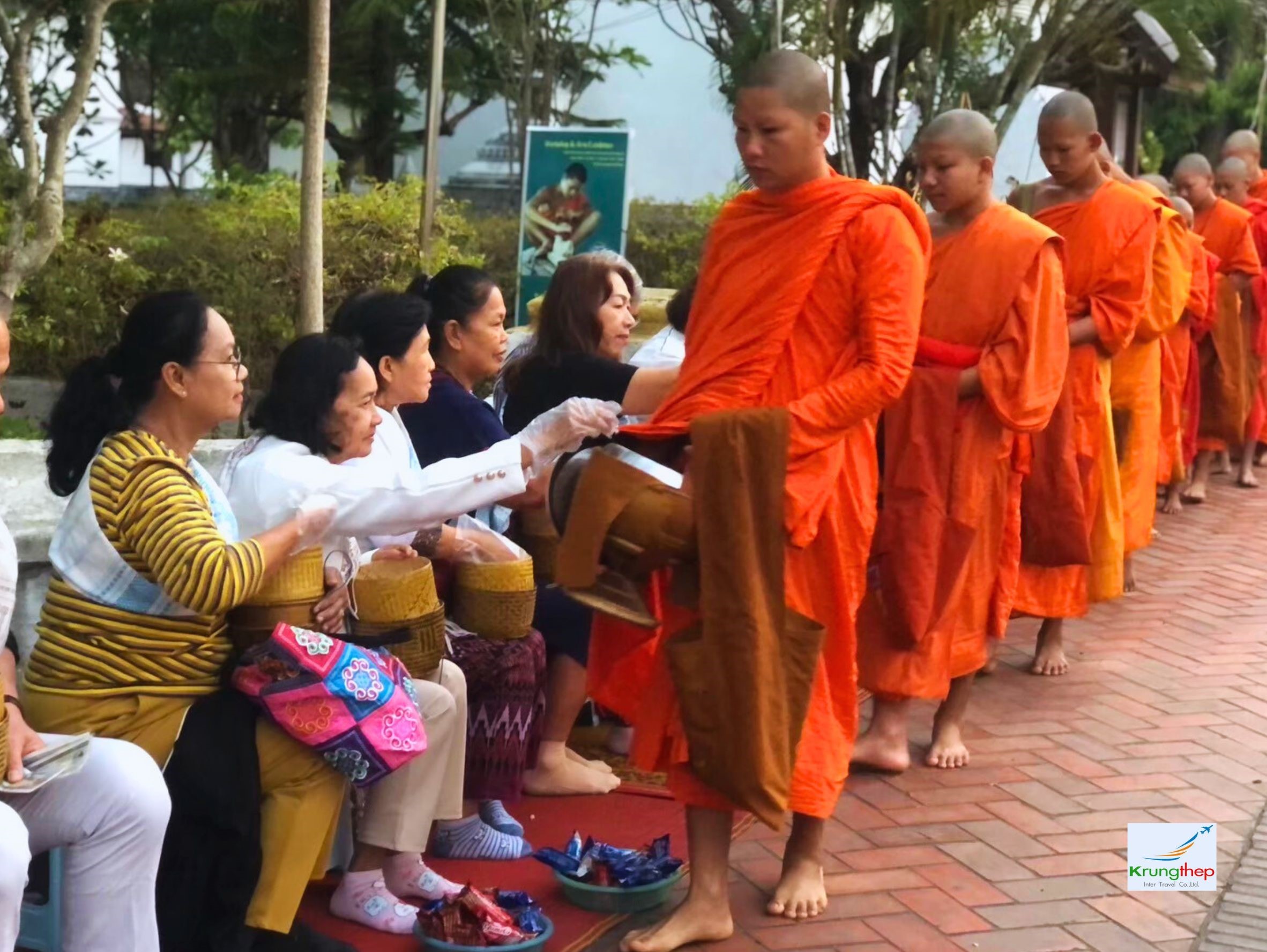 ตักบาตรข้าวเหนียว หลวงพระบาง